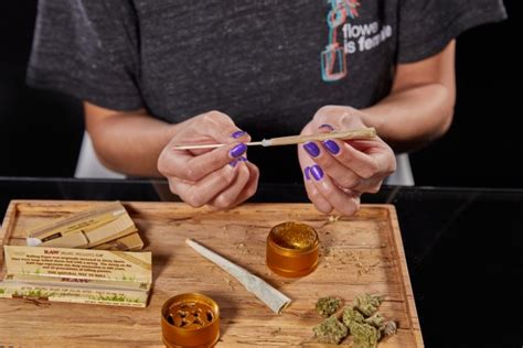 How to roll a cross joint | Weedmaps