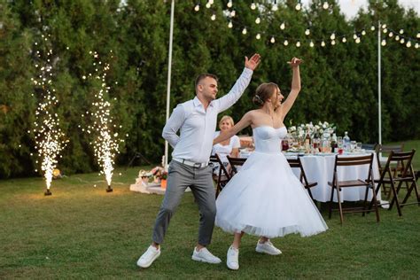 Ultimate Guide to Setting Up an Outdoor Wedding Dance Floor