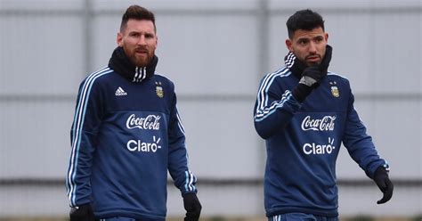 Aguero to delay Barcelona move until Messi signs new deal