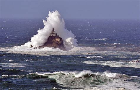 Tillamook Rock Lighthouse, Oregon at Lighthousefriends.com