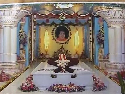 Photos and Videos of Sathya Sai Baba Mahasamadhi opened on Guru Purnima – July 15, 2011 | Hindu Blog