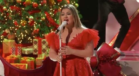 Kelly Clarkson Unveils Tracklist For Brand-New Christmas Album