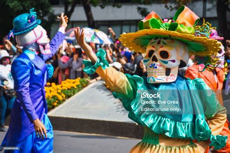 Hari Orang Mati Parade Di Kota Meksiko Orangorang Menyamar Selama Parade Hari Orang Mati Foto ...