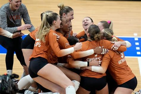 Texas volleyball sweeps Nebraska, wins second straight national title