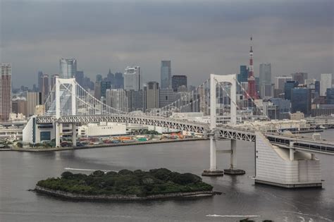 東京のレインボー吊橋近くの港区高層ビルのスカイライン | 無料の写真