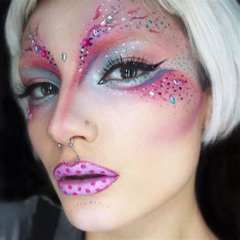 13 Halloween Makeup Looks For The Girl Who Loves Glitter | Alien makeup ...