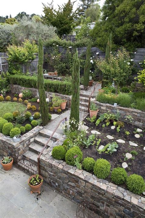 Amazing Ideas to Plan a Sloped Backyard That You Should Consider | Escalones de jardín, Jardín ...