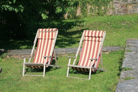 two white-and-red striped outdoor loungers free image | Peakpx