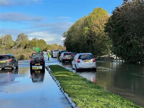 A37 flooded as drivers stuck in water on major Somerset road - Somerset Live