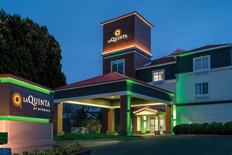 La Quinta Inn & Suites by Wyndham Latham Albany Airport | Latham, NY Hotels