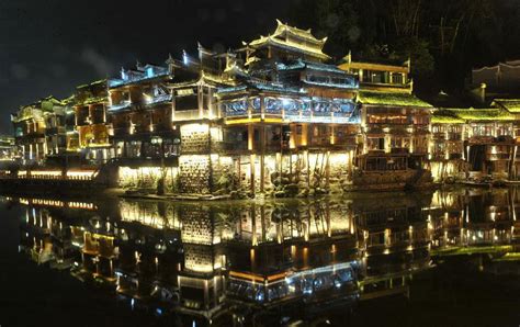 Amazing night scene of Fenghuang Ancient Town[1]- Chinadaily.com.cn