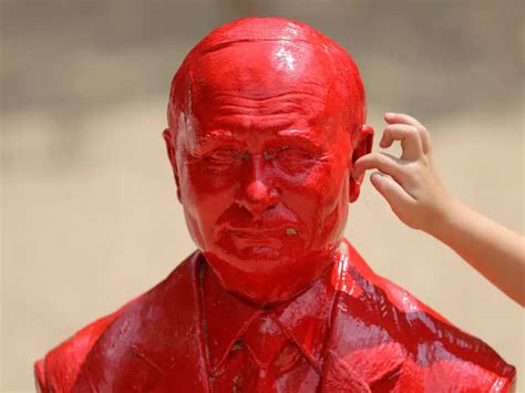 Kids playing with sand - Vladimir Putin statue riding a tank in Manhattan's Central Park becomes ...