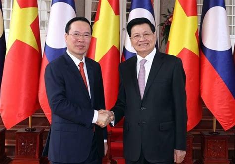 President holds talks with Party General Secretary, President of Laos