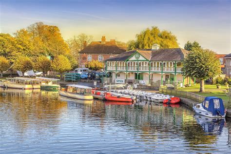 Fly over Stratford-upon-Avon • Wingly