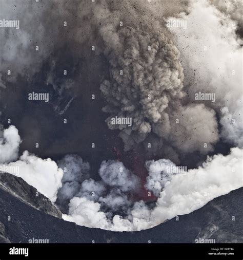 Aerial of Ash cloud from Eyjafjallajokull Volcano Eruption, Iceland Stock Photo - Alamy