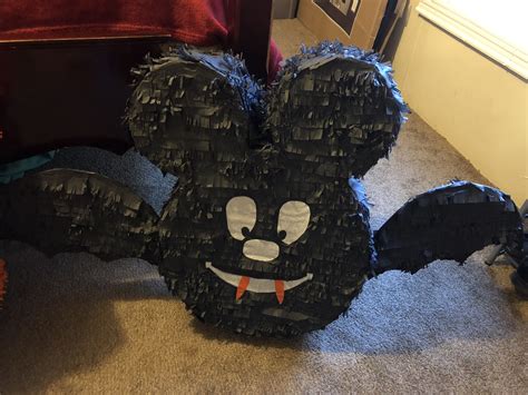 Mickey/Bat Halloween inspired piñata Disney Halloween Parties, Halloween Bats, Halloween Wreath ...