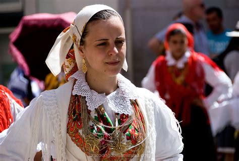 Portugal Traditional Dress / FolkCostume&Embroidery: Lavradeira Costume ...