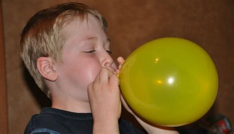 5 Inexpensive Techniques to Blow Balloons for Parties ...