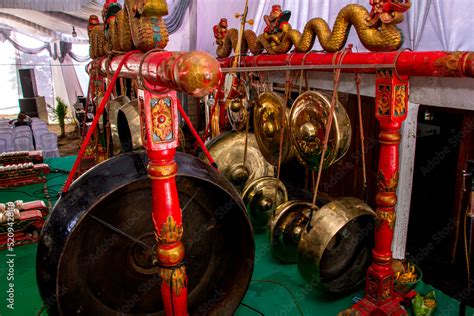 Foto de Gamelan, Bonang, Gamelan, Kendang, Kenong and Gong are traditional Javanese and Balinese ...