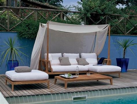 19 Beautiful Outdoor Canopy Beds - Design Swan