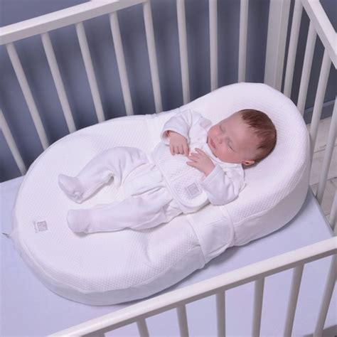 Juste après la naissance, le cocon pour nouveau-né Cocoonababy® accueille l’enfant en douceur et ...