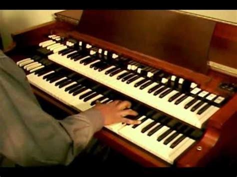 Hammond B3 Organ "Summertime" The way this guy plays reminds me of how my dad plays the organ ...