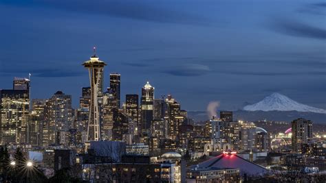 Rainier makes the Seattle skyline - Cityscapes Photography on Fstoppers