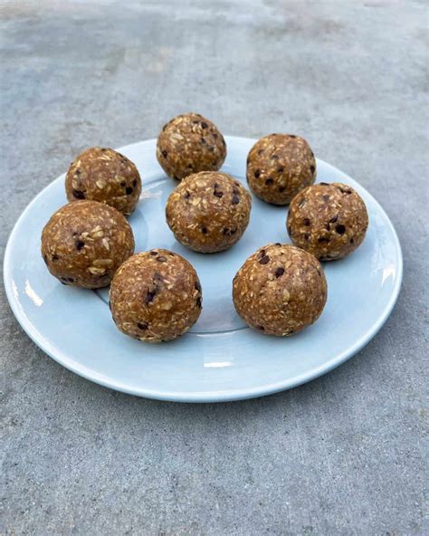 No-Bake Kodiak Oatmeal Chocolate Chip Protein Balls • Simple Nourished ...