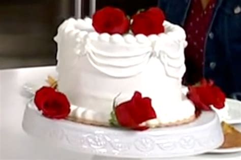 Garth Brooks, Trisha Yearwood Serve Their Sour Cream Wedding Cake at ...