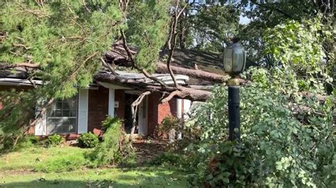 Huge tree pierces west Little Rock home after Wednesday storm | KLRT - FOX16.com