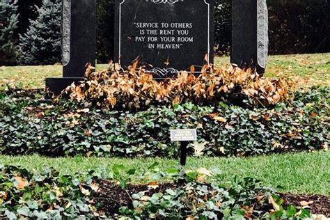 Colonel Sanders' Grave – Louisville, Kentucky - Gastro Obscura