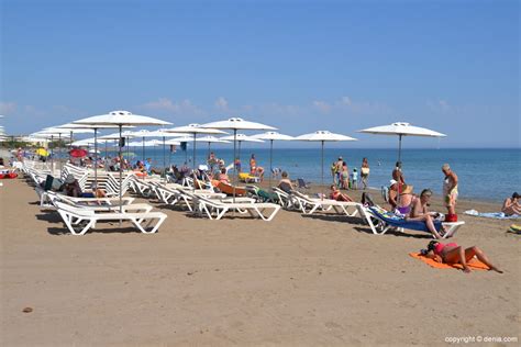 Bathers in one of the beaches of Dénia - Dénia.com