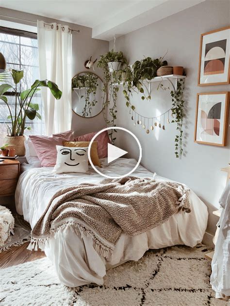 Décor de chambre Boho in 2020 | Interior design bedroom small, Aesthetic bedroom, Bohemian ...