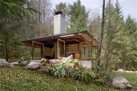 Tiny cabin retreat in the woods of Washington inspires inner peace