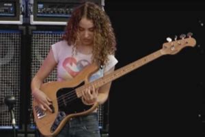 A dozen female bassists who rock our worldFor Bass Players Only