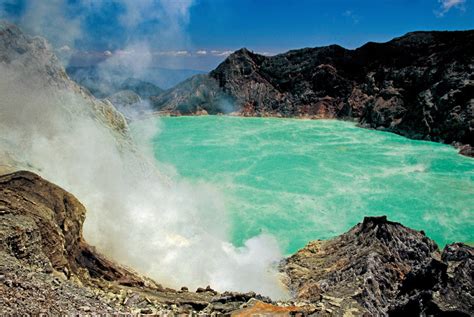 Kawah Ijen : Kawah Gunung Berapi Yang Mengeluarkan Asap dan Larva Berwarna Biru - Info Viral