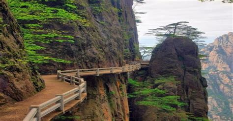 Gorgeous walkway in Huangshan : pics