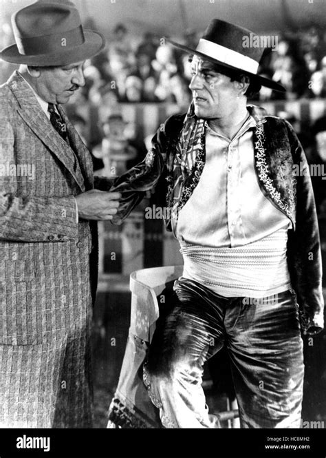 THE UNKNOWN, director Tod Browning, Lon Chaney on set, 1927 Stock Photo - Alamy