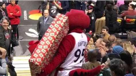 The Raptors’ mascot dropped a flatscreen TV won by a fan | For The Win