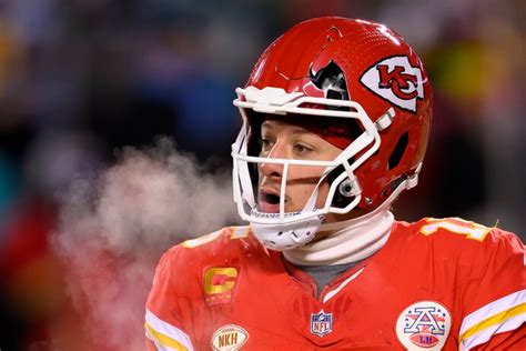 Patrick Mahomes’s cracked helmet: Was the cold weather actually to ...