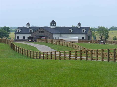 Kentucky stable - by Equine Facility Design | Horse barn designs, Horse ...