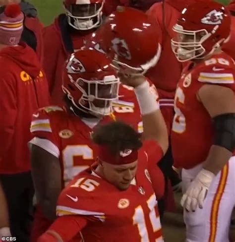 Patrick Mahomes SCREAMS at referee, slams his helmet to the ground and ...