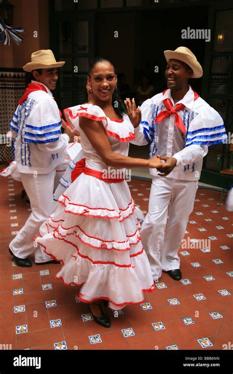 cuban female and male men and women salsa dancers Stock Photo - Alamy