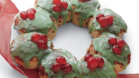 Cinnamon Roll Holiday Wreath Recipe - Pillsbury.com