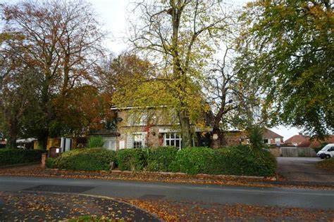 The Walnut Tree © DS Pugh cc-by-sa/2.0 :: Geograph Britain and Ireland