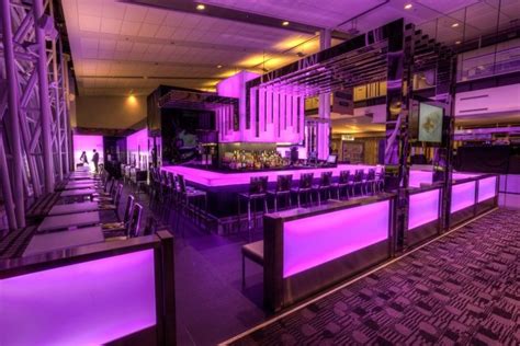 Дизайн интерьера ретро-бара U bar с фиолетовой подсветкой в Монреале Visual Merchandising ...