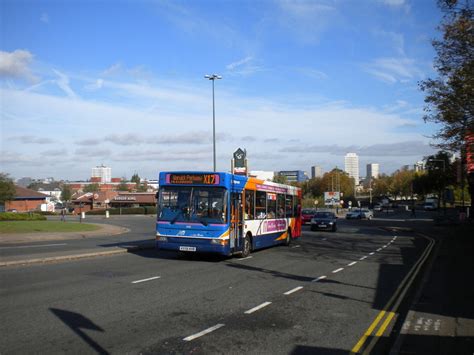 Warwick bus on Warwick Road © Richard Vince cc-by-sa/2.0 :: Geograph Britain and Ireland