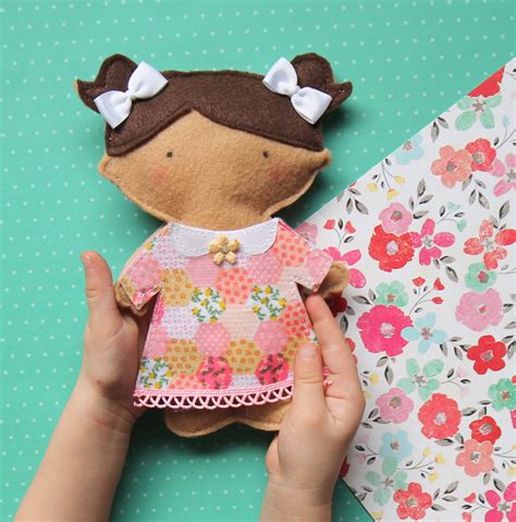 Felt Paper Doll Tutorial + Free Pattern