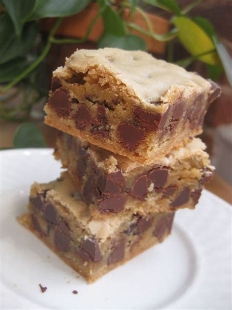 Sunday Treats: Chewy Chocolate Chip Cookie Bars