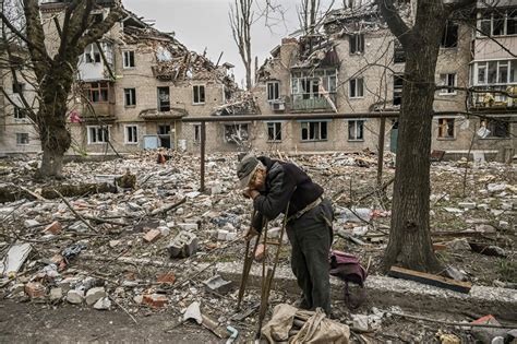 Some Ukrainians Refuse to Leave Avdiivka Despite Russian Bombardment - The New York Times